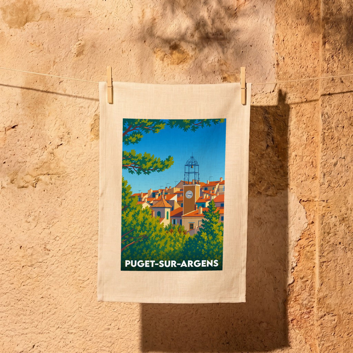 Torchon souvenir de la ville de Puget-sur-Argens avec une illustration stylisée.