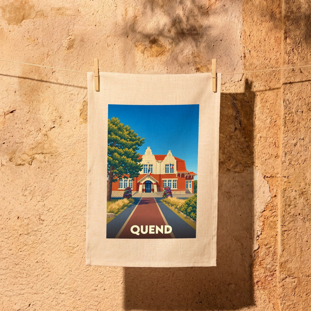 Torchon souvenir de la ville de Quend avec une illustration stylisée de sa mairie.