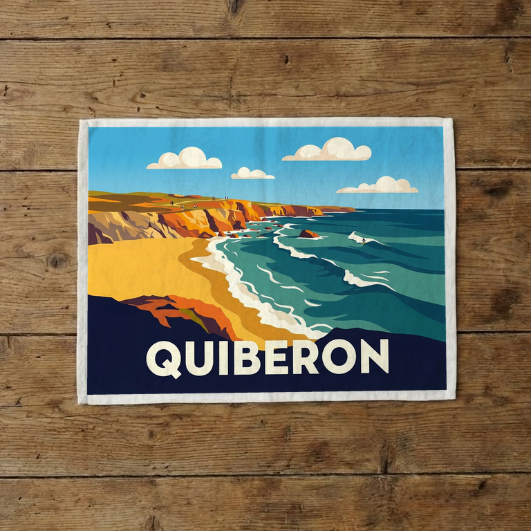 Torchon souvenir de la ville de Quiberon avec une illustration stylisée de son paysage côtier.
