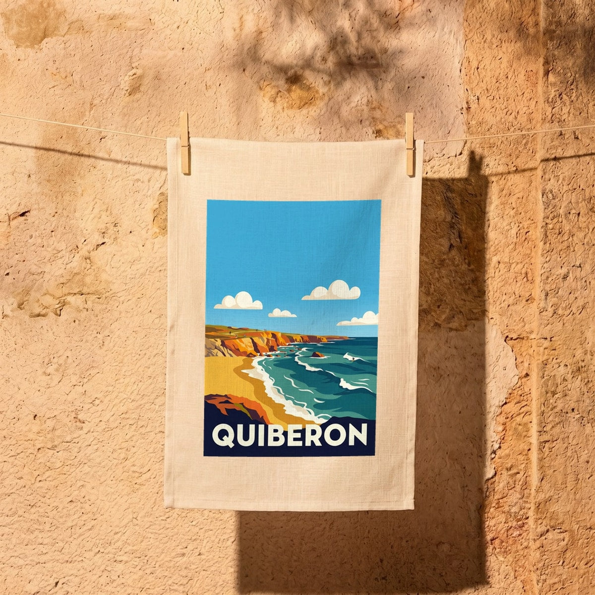 Torchon souvenir de la ville de Quiberon avec une illustration stylisée de son paysage côtier.