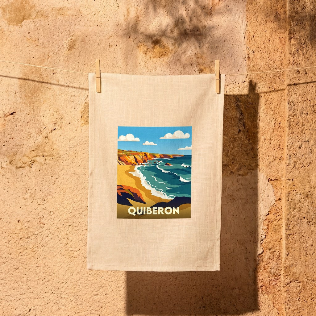 Torchon souvenir de la ville de Quiberon avec une illustration stylisée de son paysage côtier.