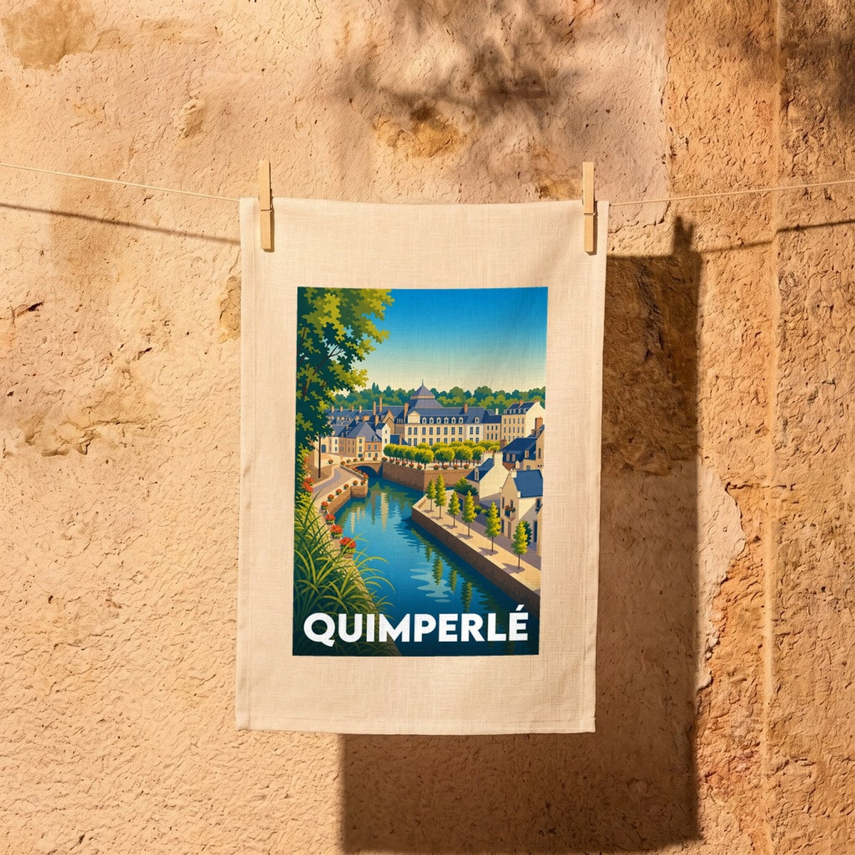 Torchon souvenir de la ville de Quimperlé avec une illustration stylisée.