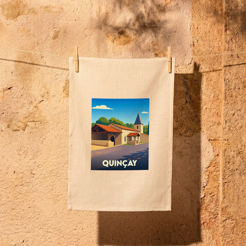 Torchon souvenir de la ville de Quinçay illustré d’un paysage stylisé.