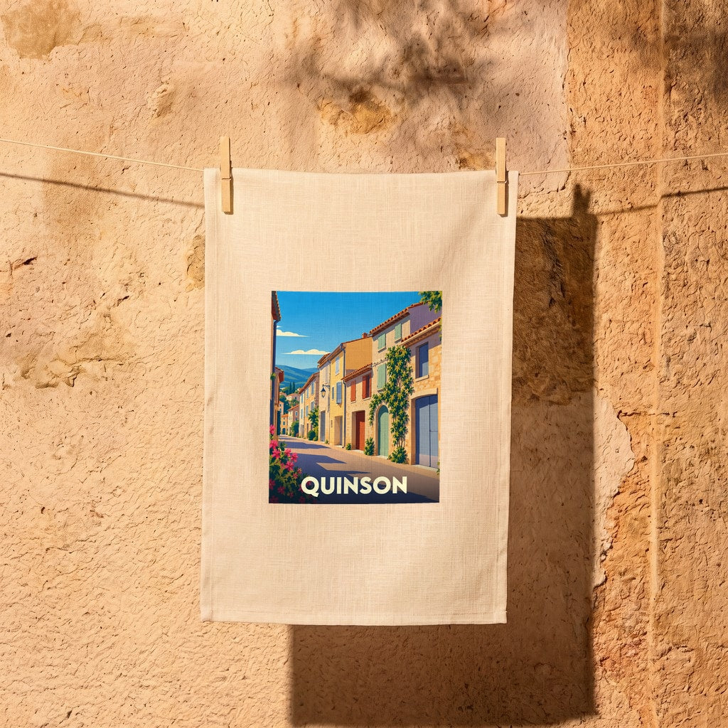 Torchon souvenir de la ville de Quinson avec une illustration stylisée d'une ruelle provençale.
