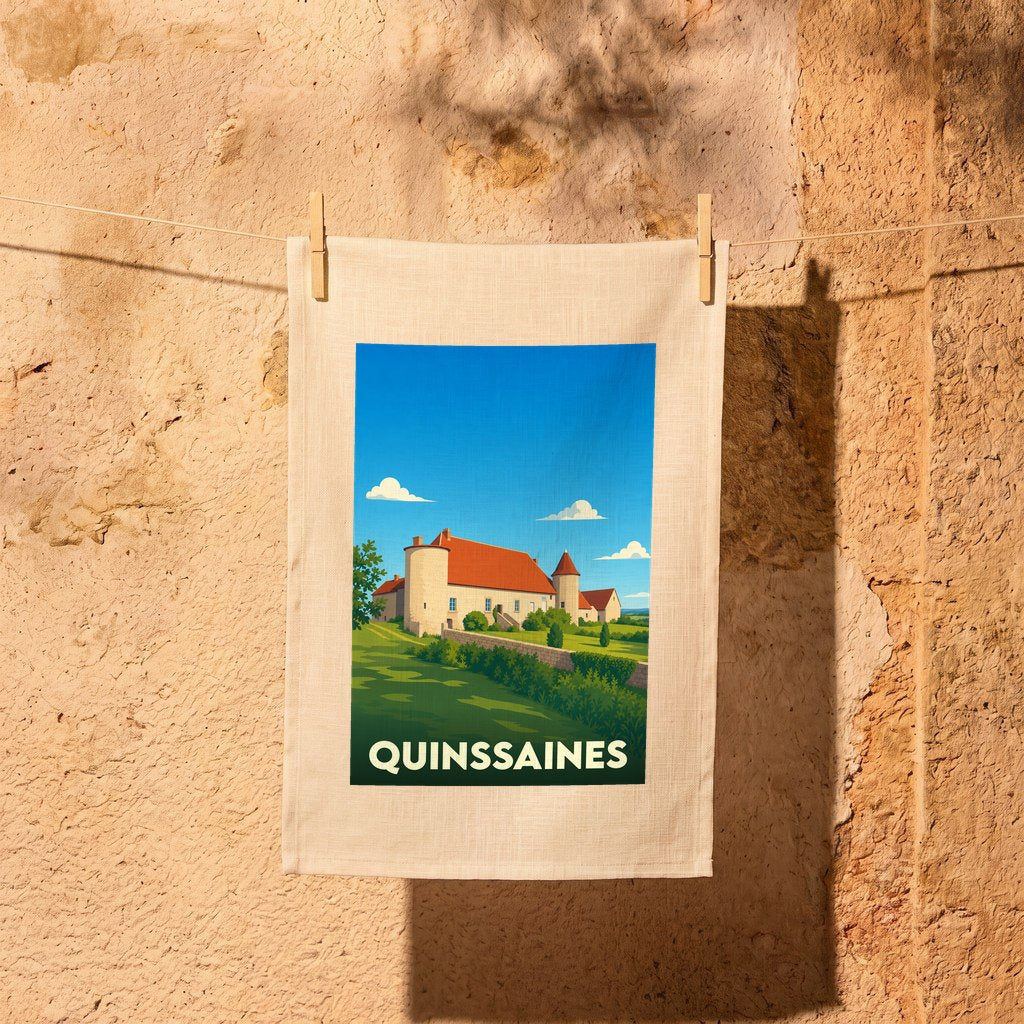Torchon souvenir de la ville de Quinssaines illustré d'un château stylisé dans un paysage verdoyant.