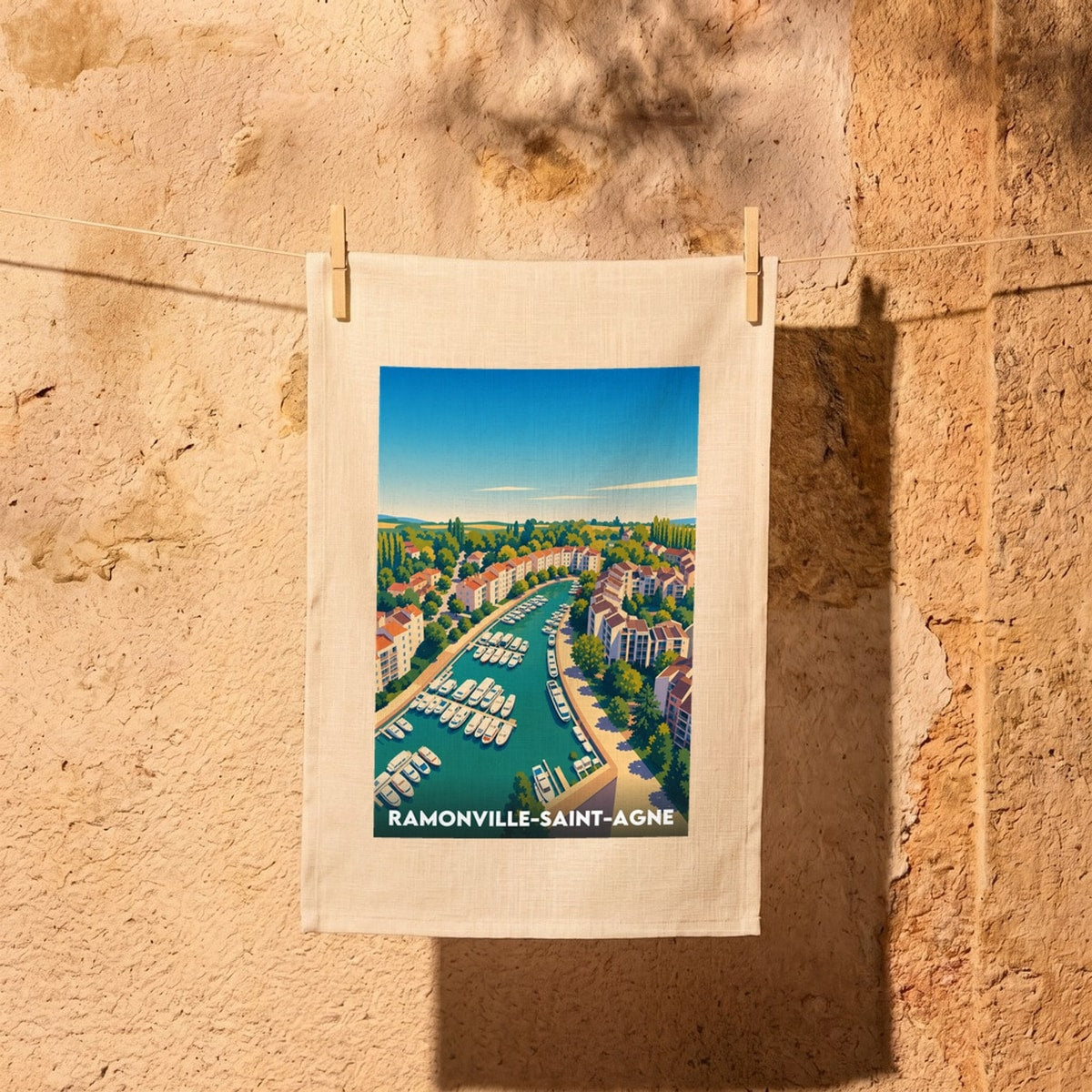 Torchon souvenir de la ville de Ramonville-Saint-Agne avec une illustration stylisée de son port de plaisance.