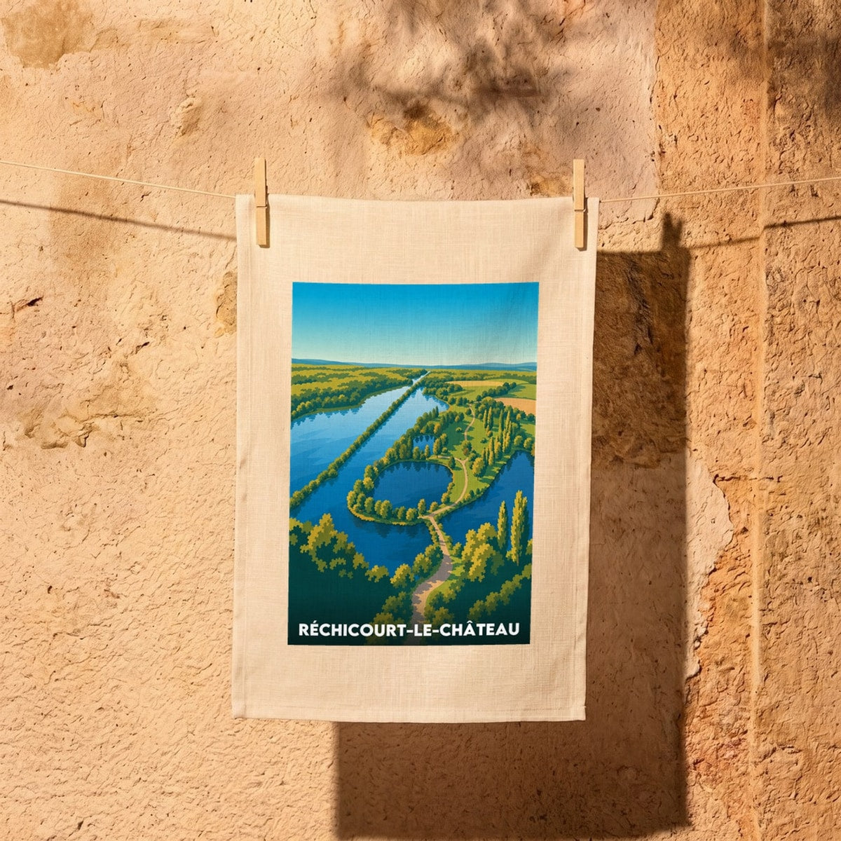 Torchon souvenir de la ville de Réchicourt-le-Château avec une illustration stylisée de son paysage.