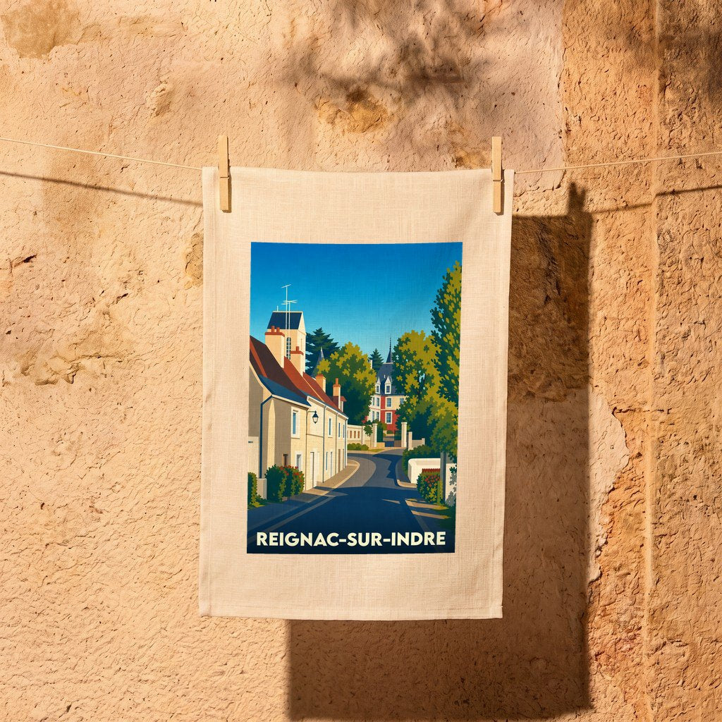 Torchon souvenir de la ville de Reignac-sur-Indre avec une illustration stylisée.