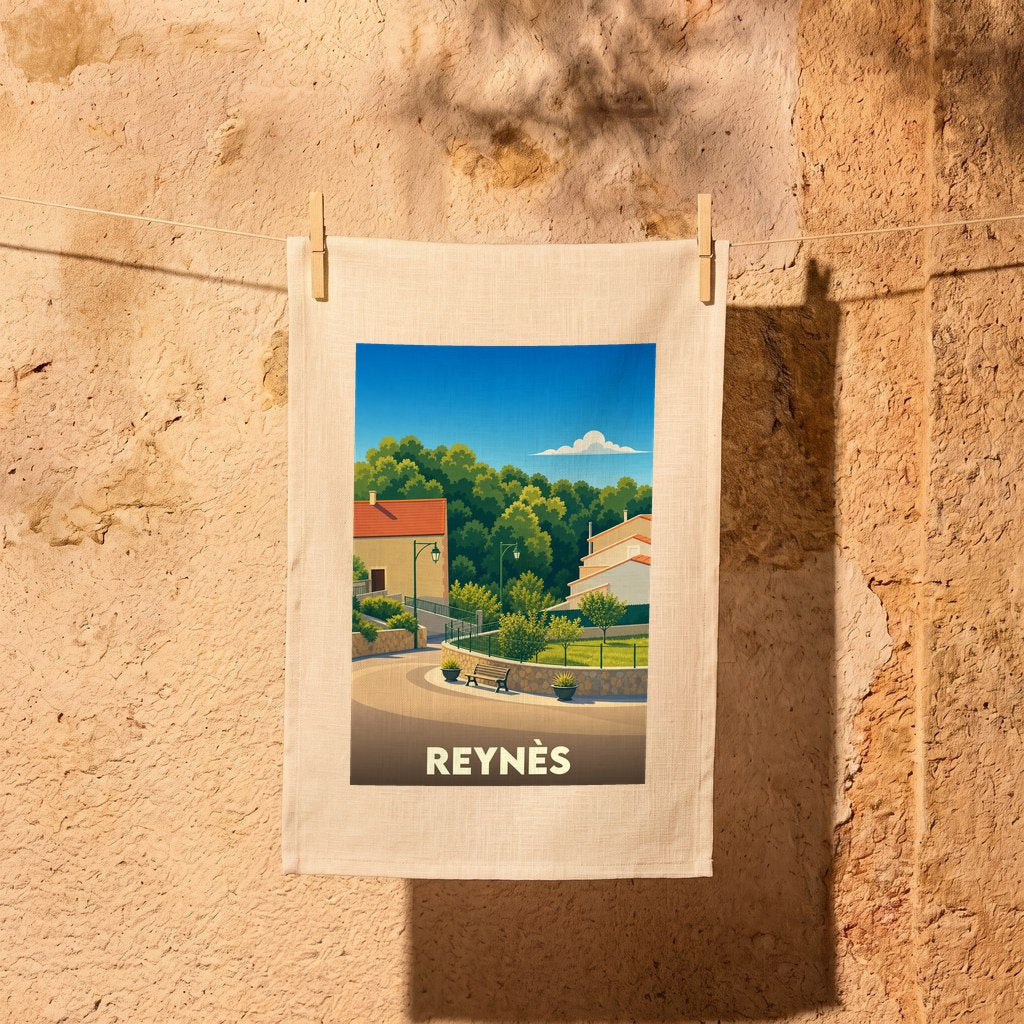 Torchon souvenir de la ville de Reynès avec une illustration stylisée d'un paysage urbain provençal.