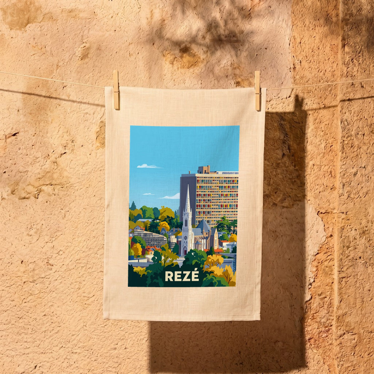 Torchon souvenir de la ville de Rezé avec une illustration stylisée de son architecture et de sa verdure.