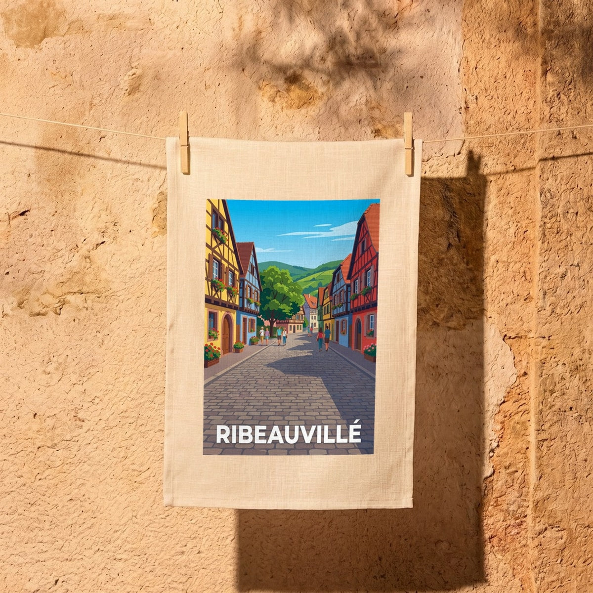 Torchon souvenir de la ville de Ribeauvillé avec une illustration stylisée et colorée.