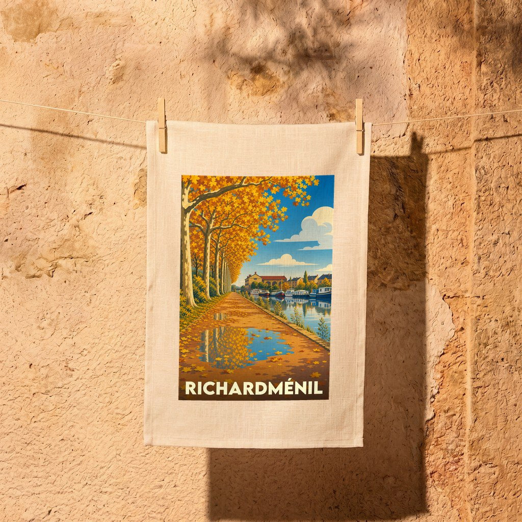 Torchon souvenir de la ville de Richardménil illustré d'un paysage d'automne au bord de l'eau.