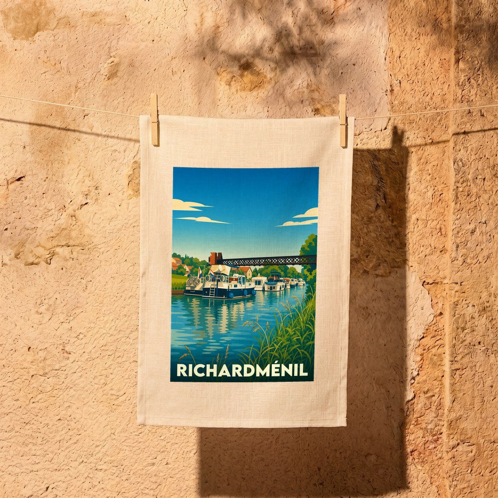 Torchon souvenir de la ville de Richardménil avec une illustration stylisée de péniches sur un canal.