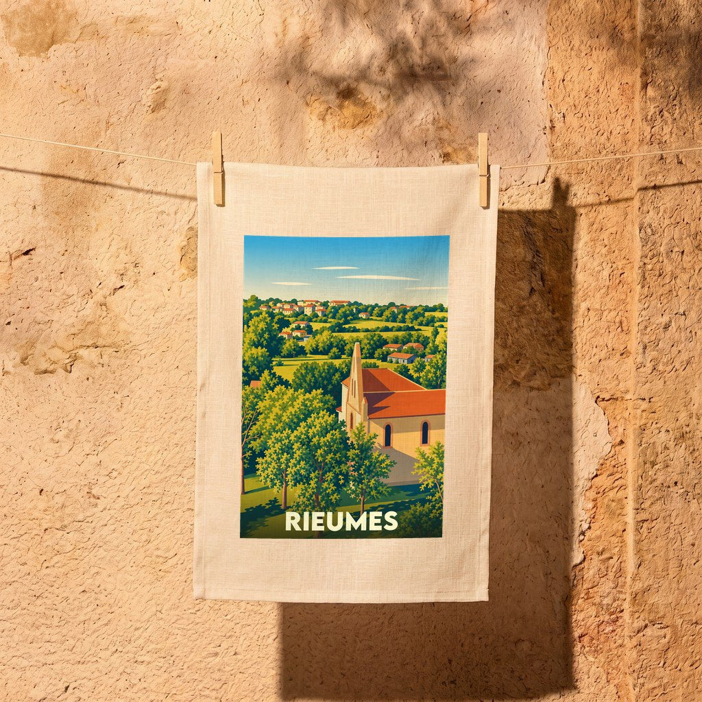 Torchon souvenir de la ville de Rieumes avec une illustration paysagère stylisée.