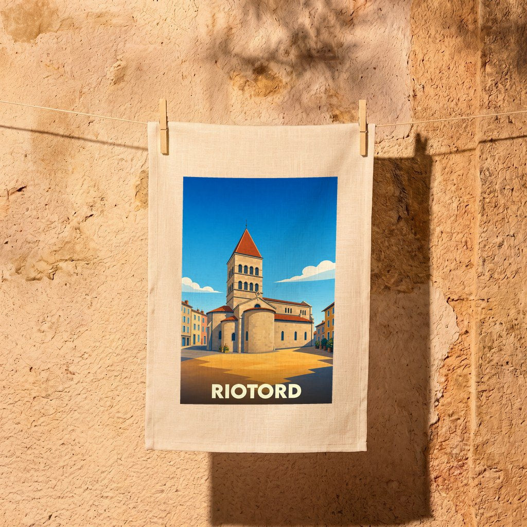 Torchon souvenir de la ville de Riotord avec une illustration stylisée de son église.