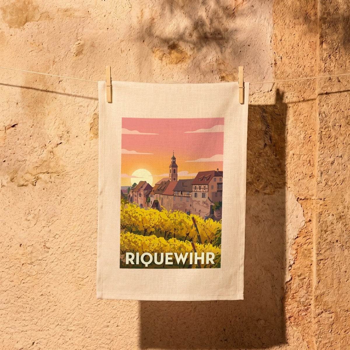 Torchon souvenir de la ville de Riquewihr avec une illustration stylisée de ses vignobles et de son architecture alsacienne.