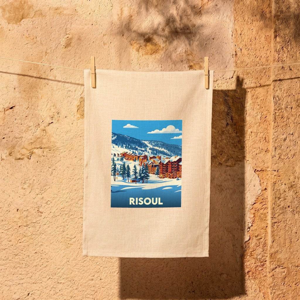 Torchon souvenir de la ville de Risoul avec une illustration stylisée d'un paysage de montagne enneigé.