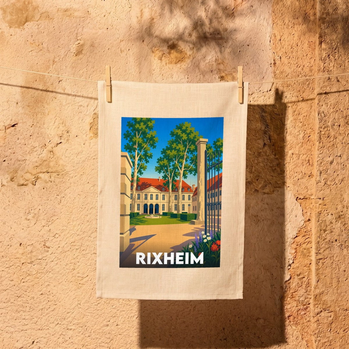 Torchon souvenir de la ville de Rixheim avec une illustration stylisée de la Commanderie.