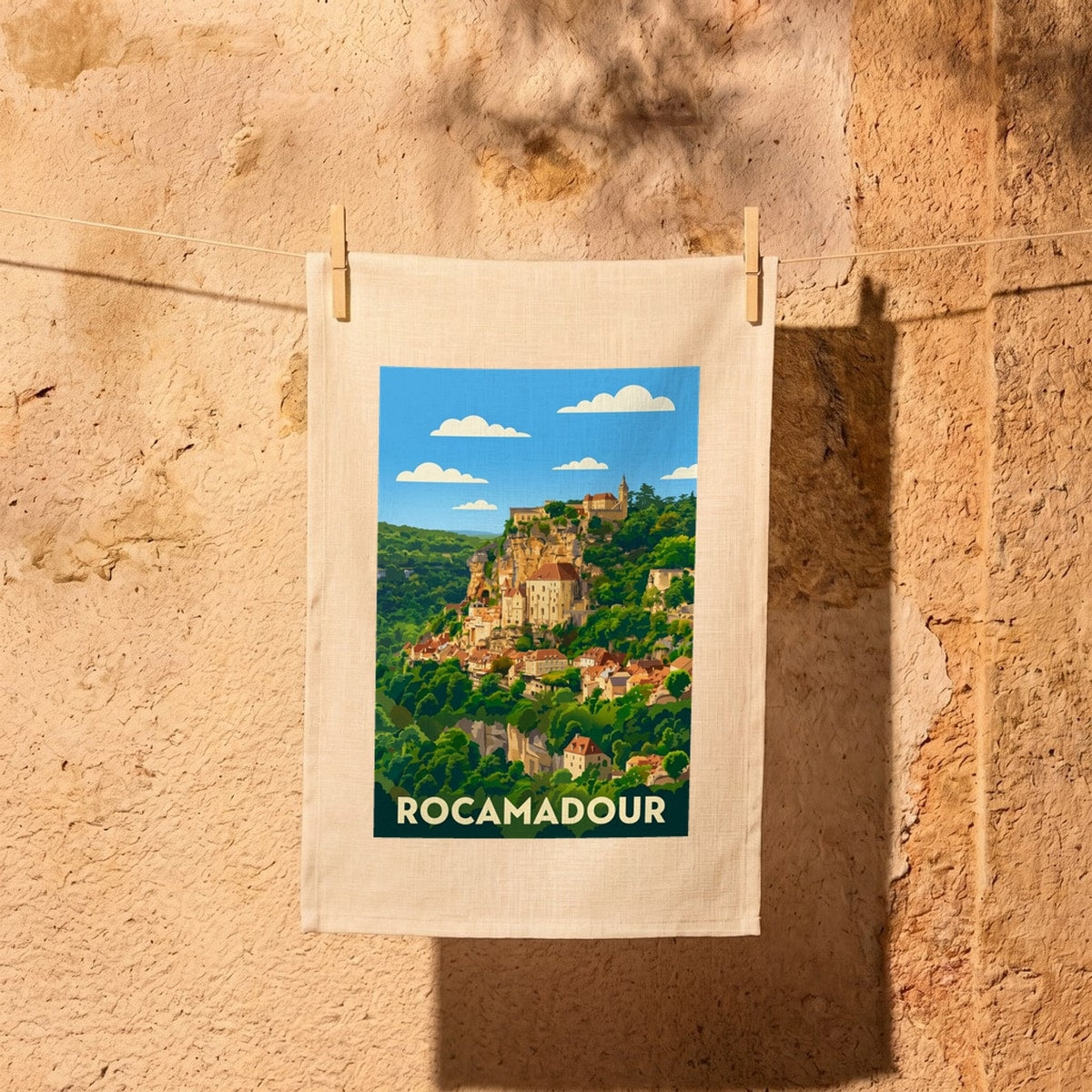 Torchon souvenir de la ville de Rocamadour avec une illustration stylisée de ses falaises.