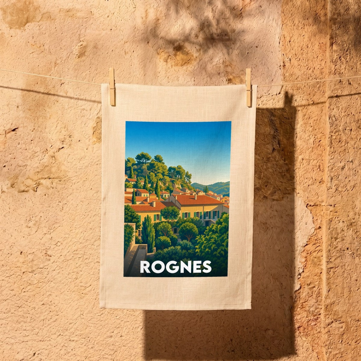Torchon souvenir de la ville de Rognes avec une illustration stylisée.
