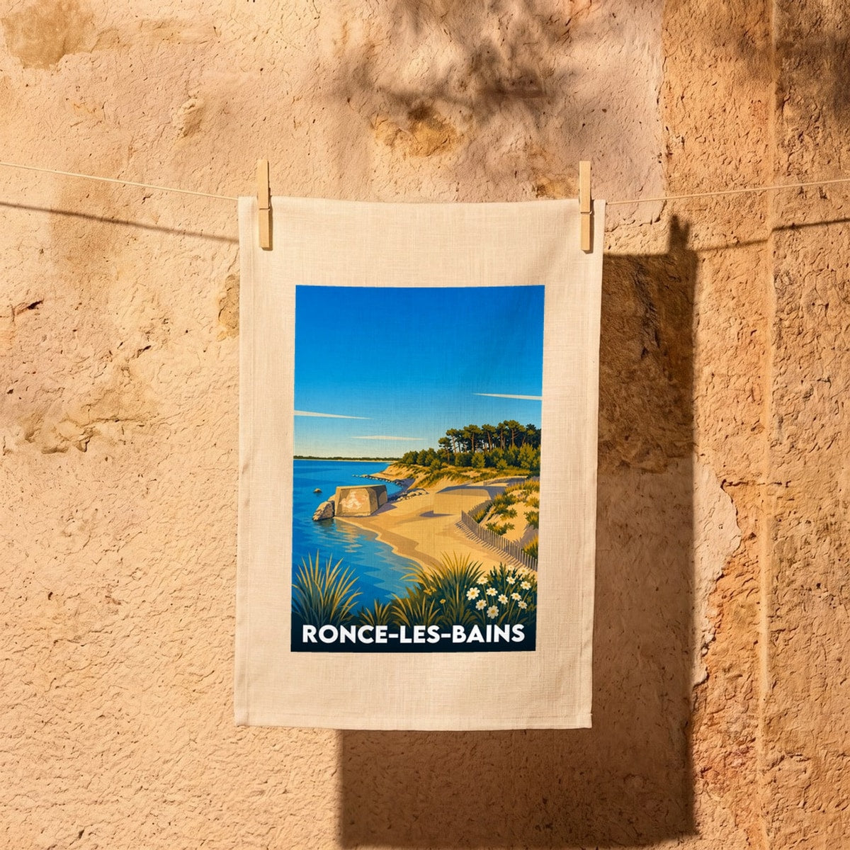 Torchon souvenir de la ville de Ronce-les-Bains avec une illustration stylisée de sa plage et de ses blockhaus.