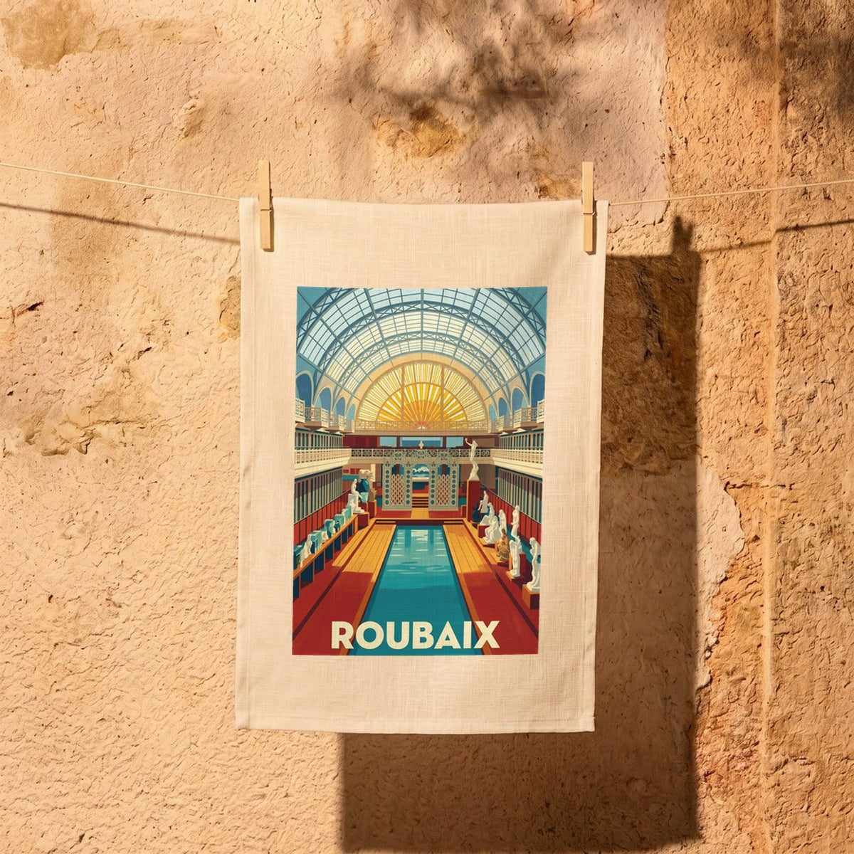 Torchon souvenir de la ville de Roubaix avec une illustration stylisée du musée La Piscine.