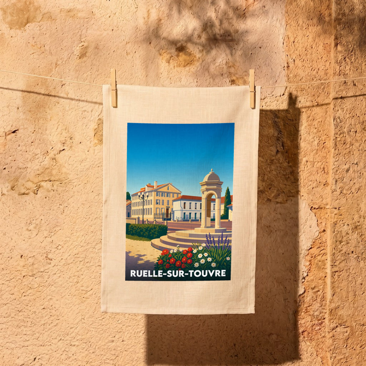 Torchon souvenir de la ville de Ruelle-sur-Touvre avec une illustration stylisée de son architecture locale.