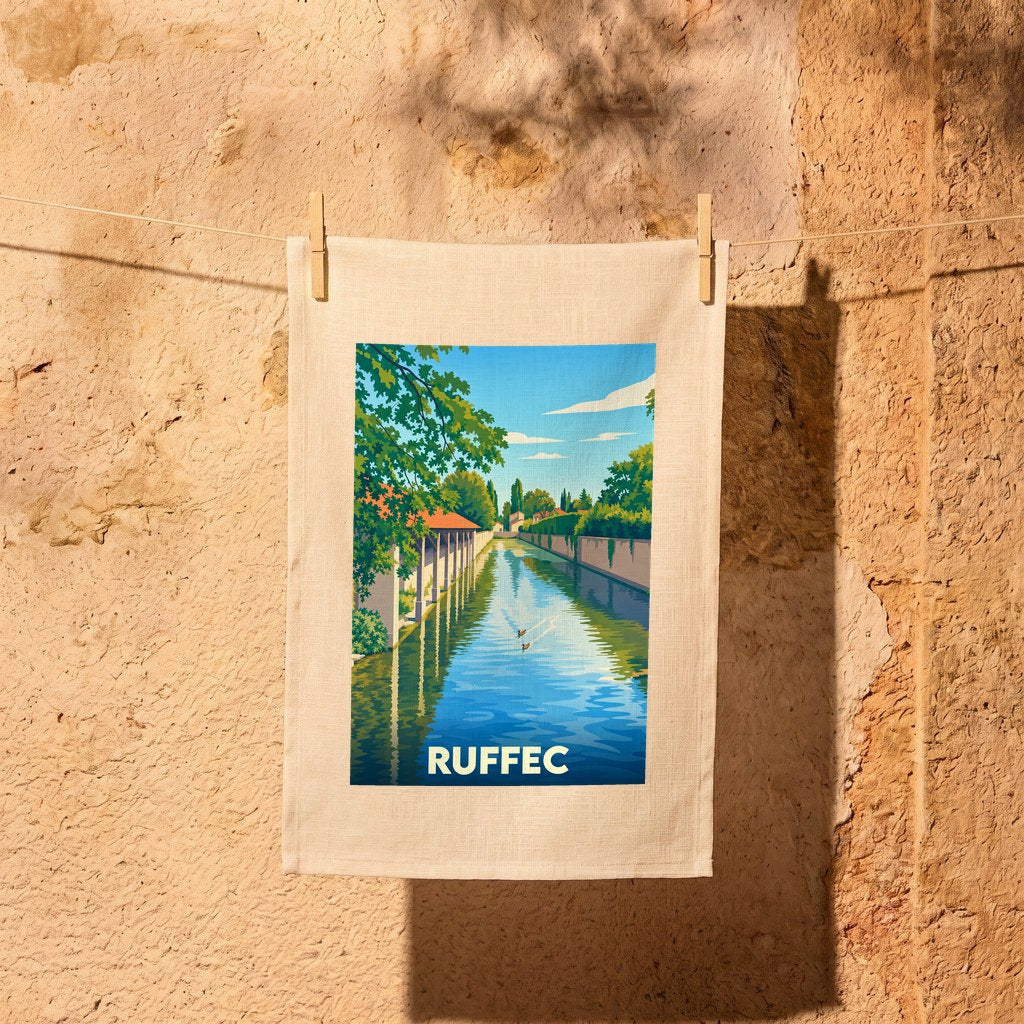 Torchon souvenir de la ville de Ruffec avec une illustration stylisée d'un canal.