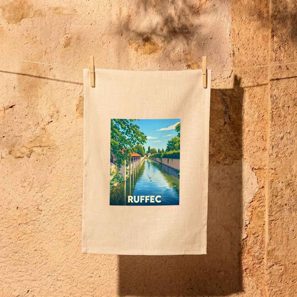 Torchon souvenir de la ville de Ruffec avec une illustration stylisée d'un canal.