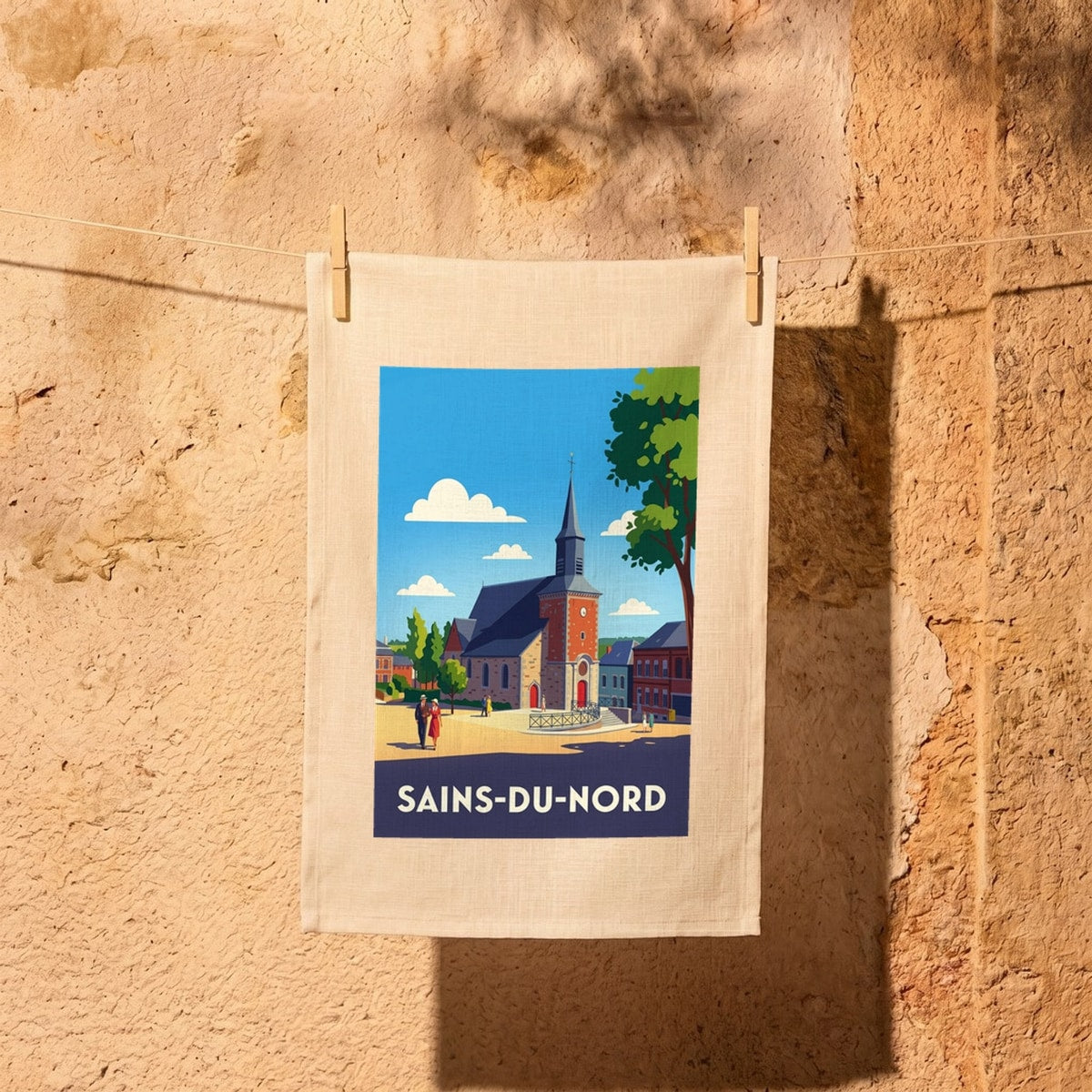 Torchon souvenir de la ville de Sains-du-Nord avec une illustration stylisée et colorée.