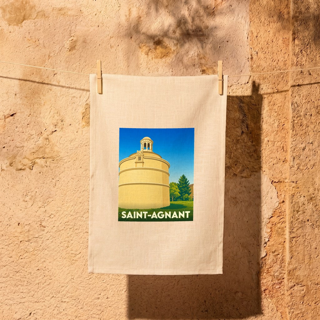 Torchon souvenir de la ville de Saint-Agnant avec une illustration stylisée d'un monument historique local.