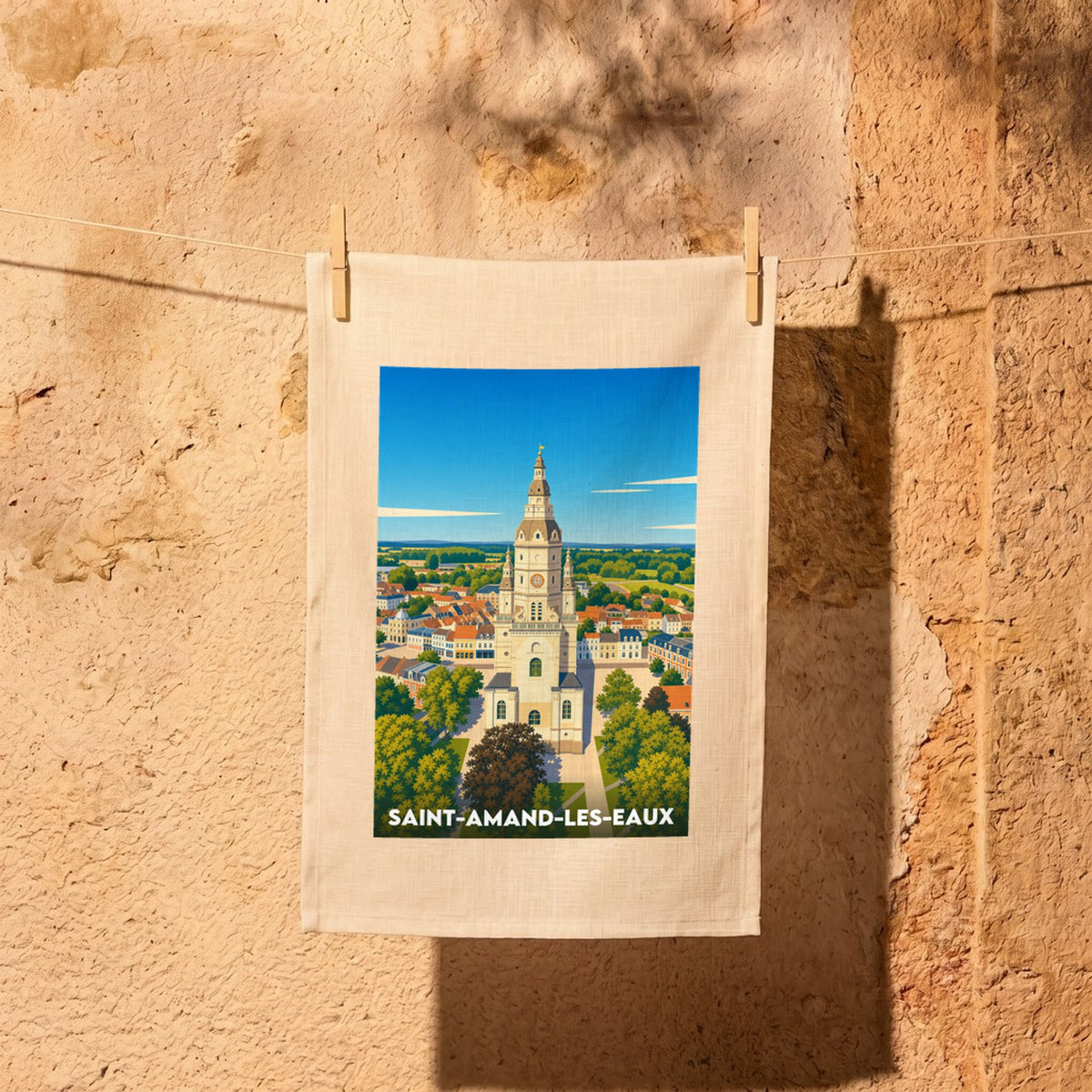 Torchon souvenir de la ville de Saint-Amand-les-Eaux avec une illustration stylisée de son centre historique et de sa tour.