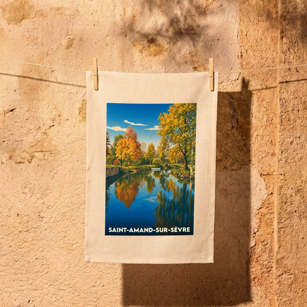 Torchon souvenir de la ville de Saint-Amand-sur-Sèvre avec une illustration automnale d'une rivière bordée d'arbres.