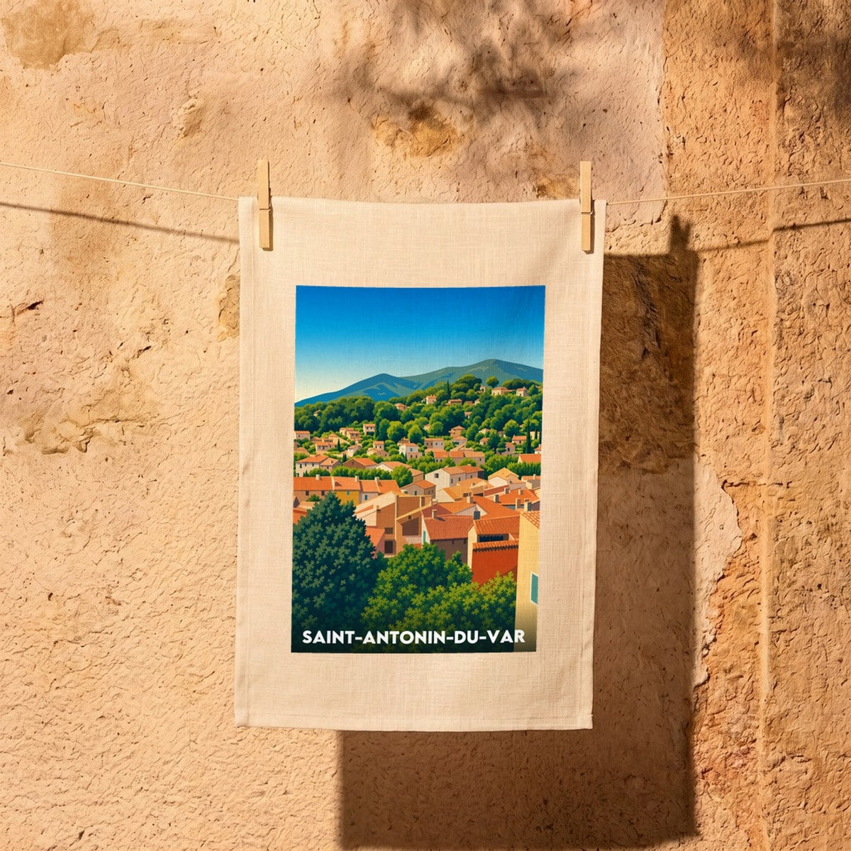 Torchon souvenir de la ville de Saint-Antonin-du-Var avec une illustration stylisée.