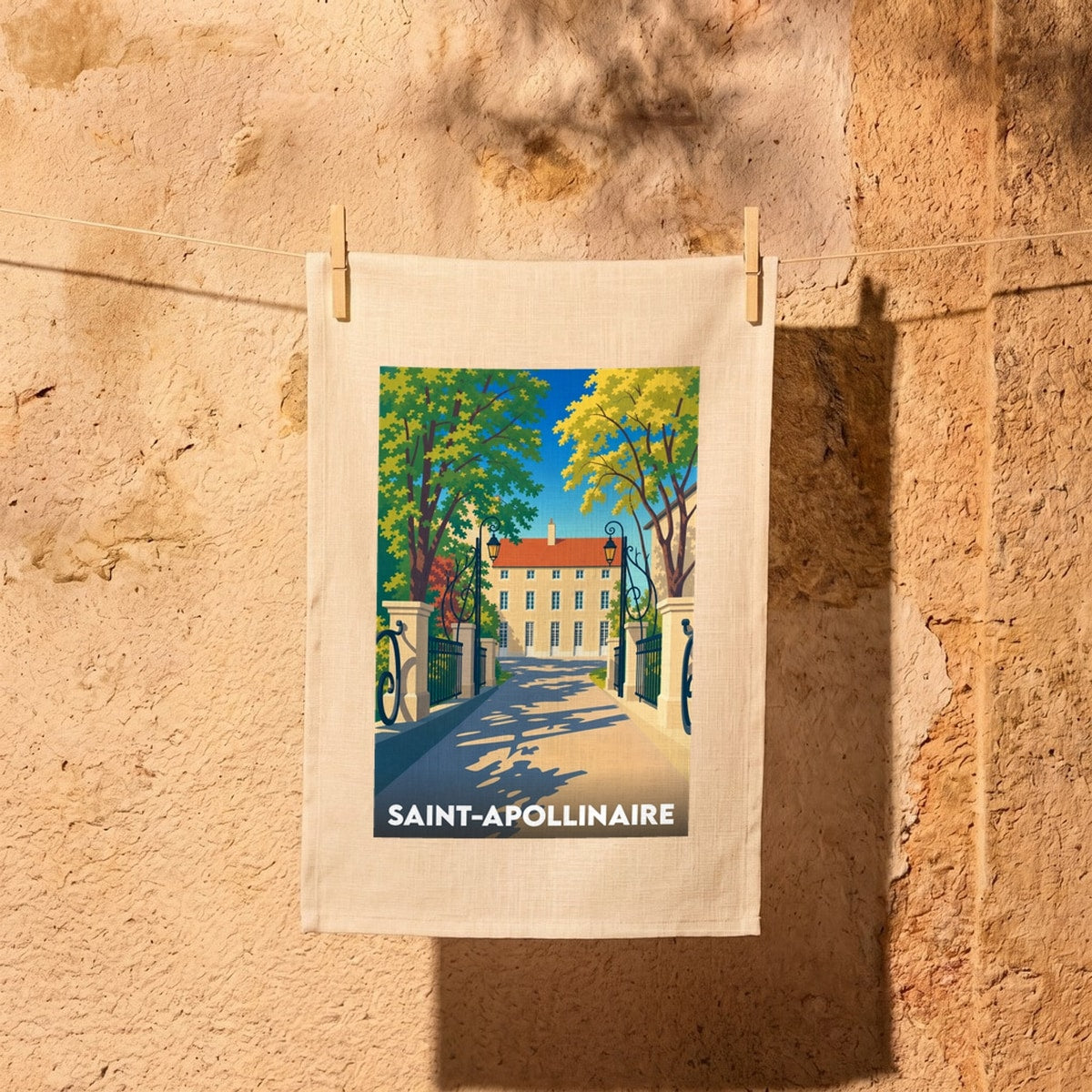 Torchon souvenir de la ville de Saint-Apollinaire avec une illustration stylisée d'une demeure bourgeoise.
