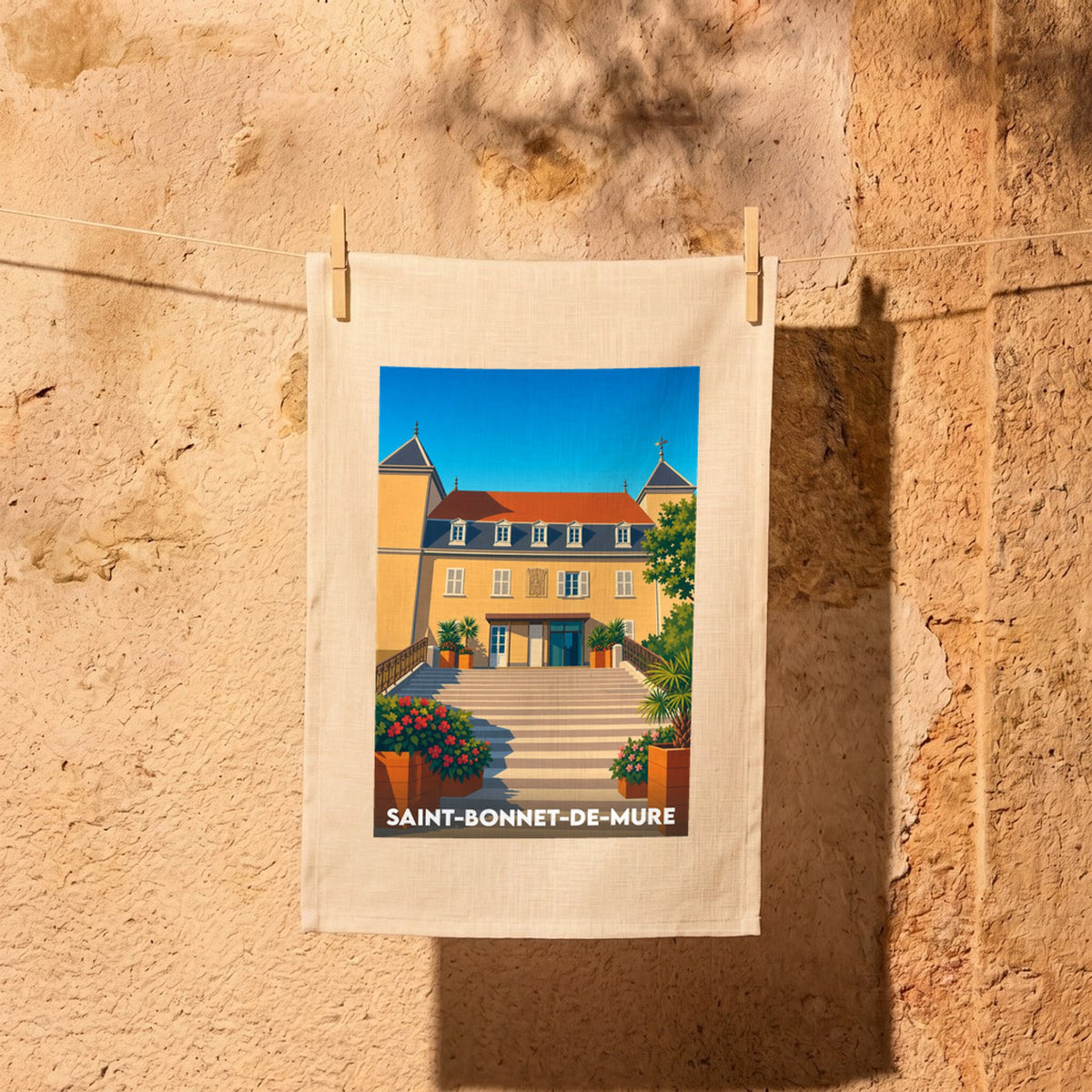 Torchon souvenir de la ville de Saint-Bonnet-de-Mure illustré d'un château stylisé sous un ciel bleu.