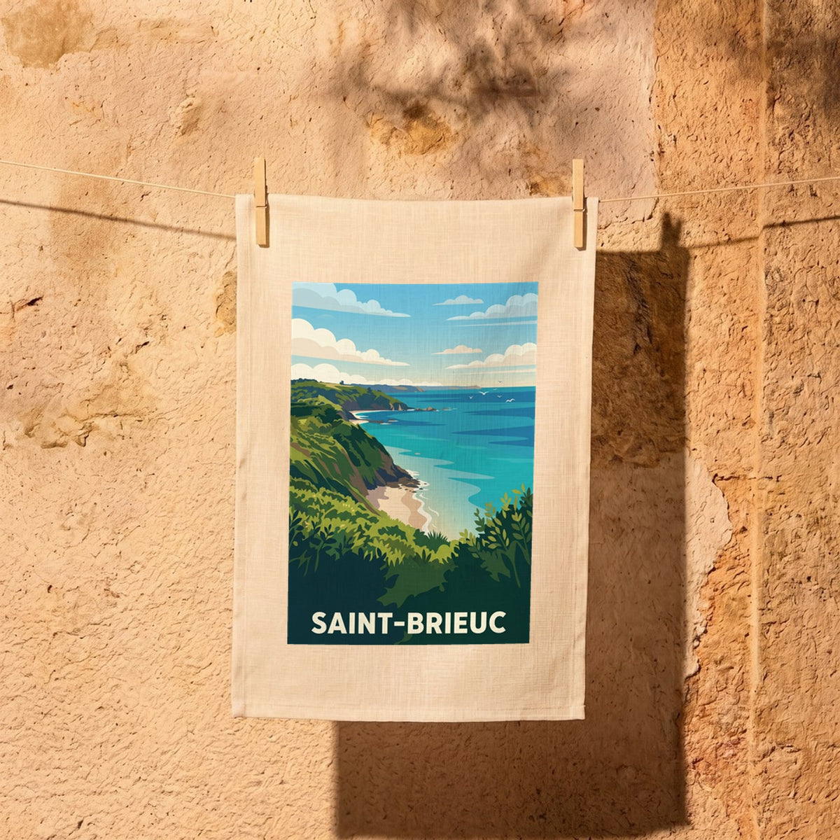 Torchon souvenir de la ville de Saint-Brieuc avec une illustration stylisée de son paysage côtier.