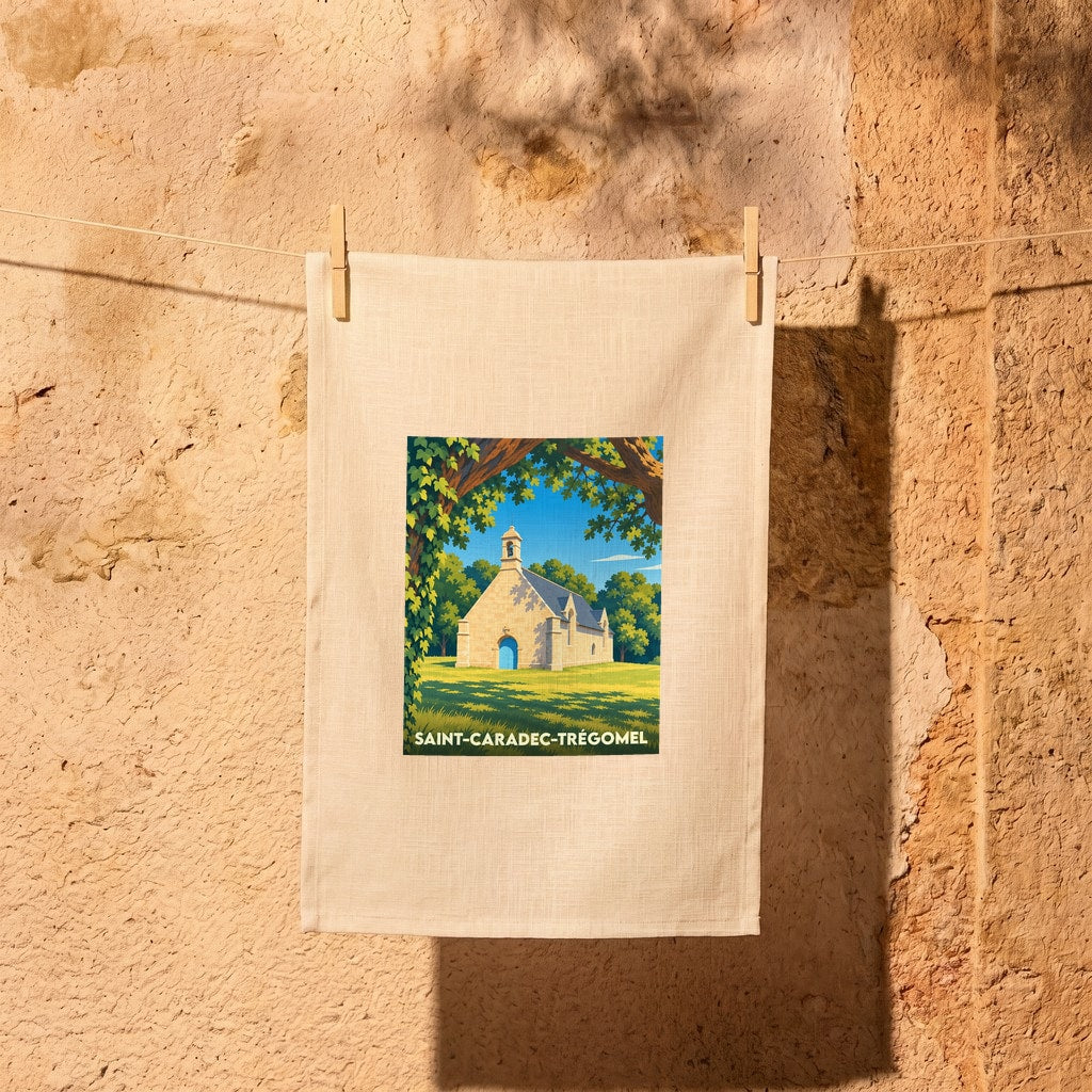 Torchon souvenir de Saint-Caradec-Trégomel avec une illustration stylisée de sa chapelle.