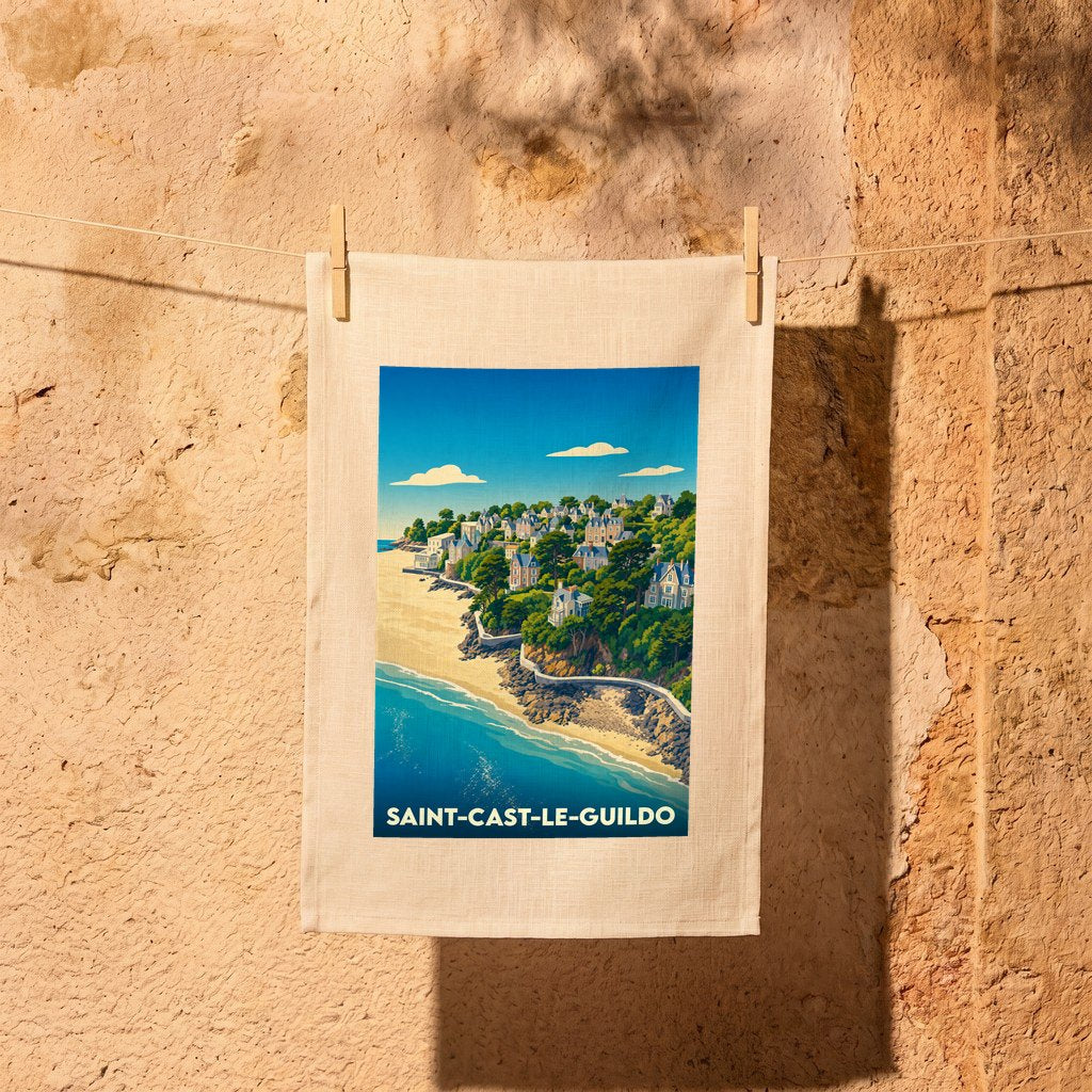 Torchon souvenir de Saint-Cast-le-Guildo avec une illustration stylisée d'un paysage côtier.