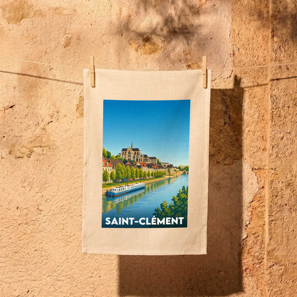 Torchon souvenir de la ville de Saint-Clément avec une illustration stylisée.
