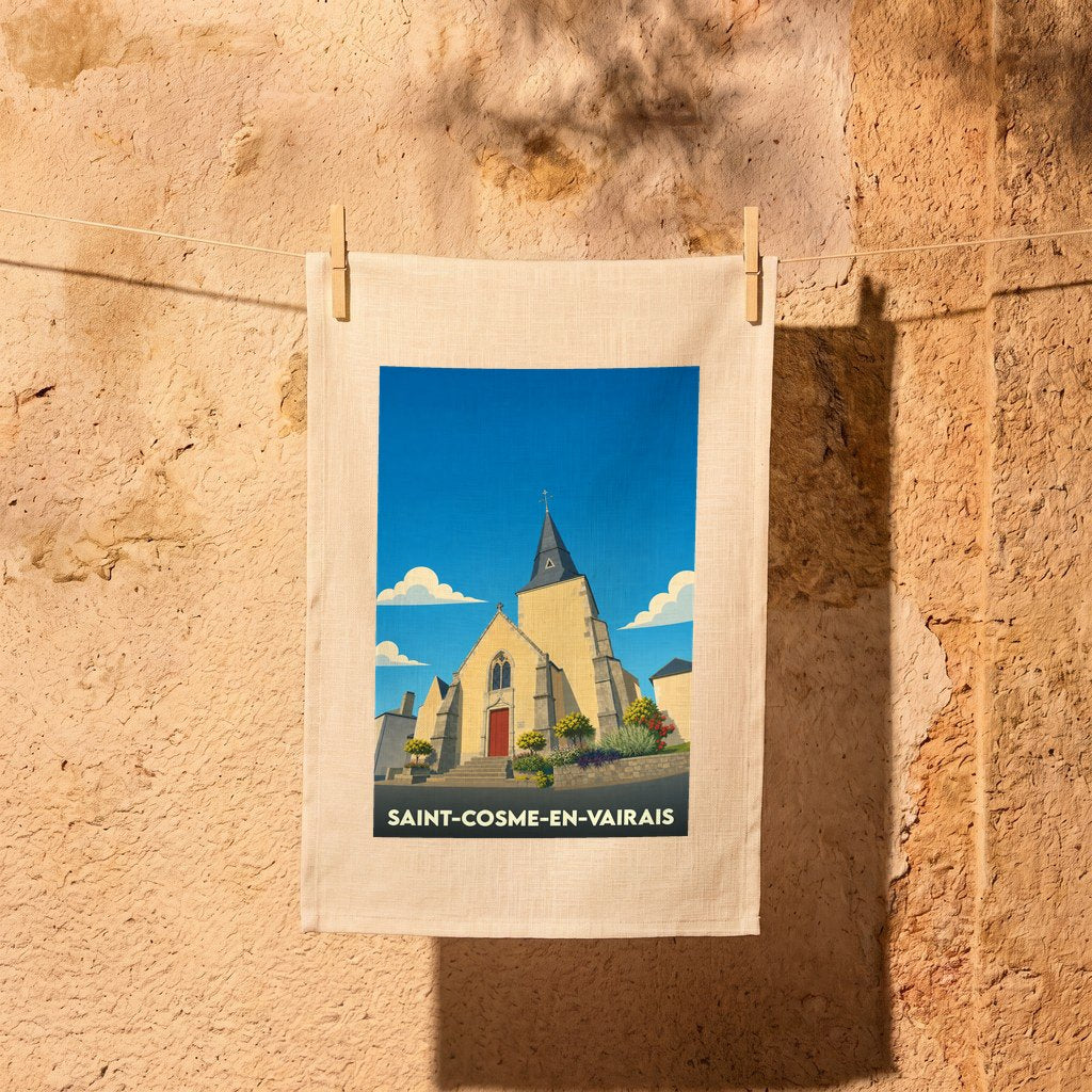 Torchon souvenir de la ville de Saint-Cosme-en-Vairais avec une illustration stylisée de son église.