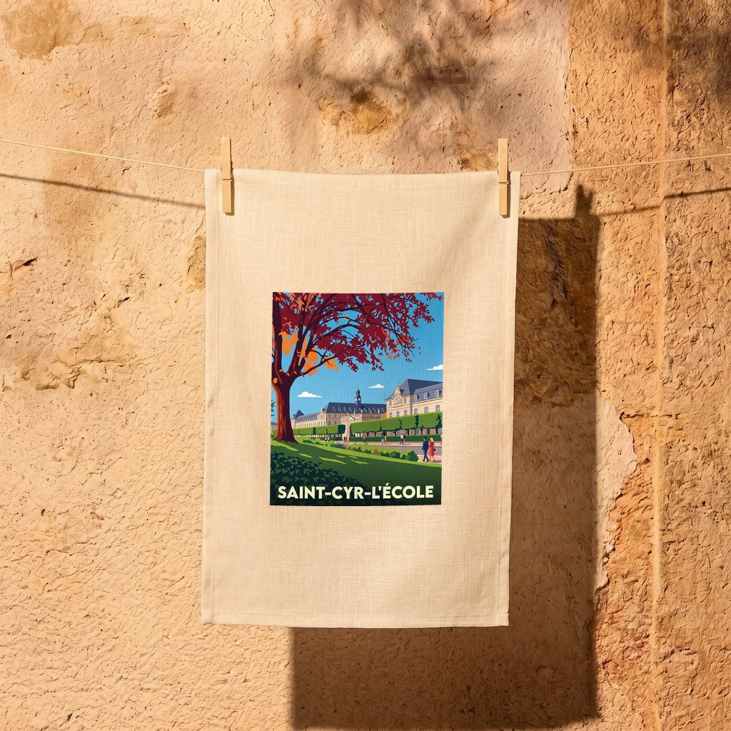 Torchon souvenir de la ville de Saint-Cyr-l'École avec une illustration stylisée de ses bâtiments historiques sous un arbre d'automne.