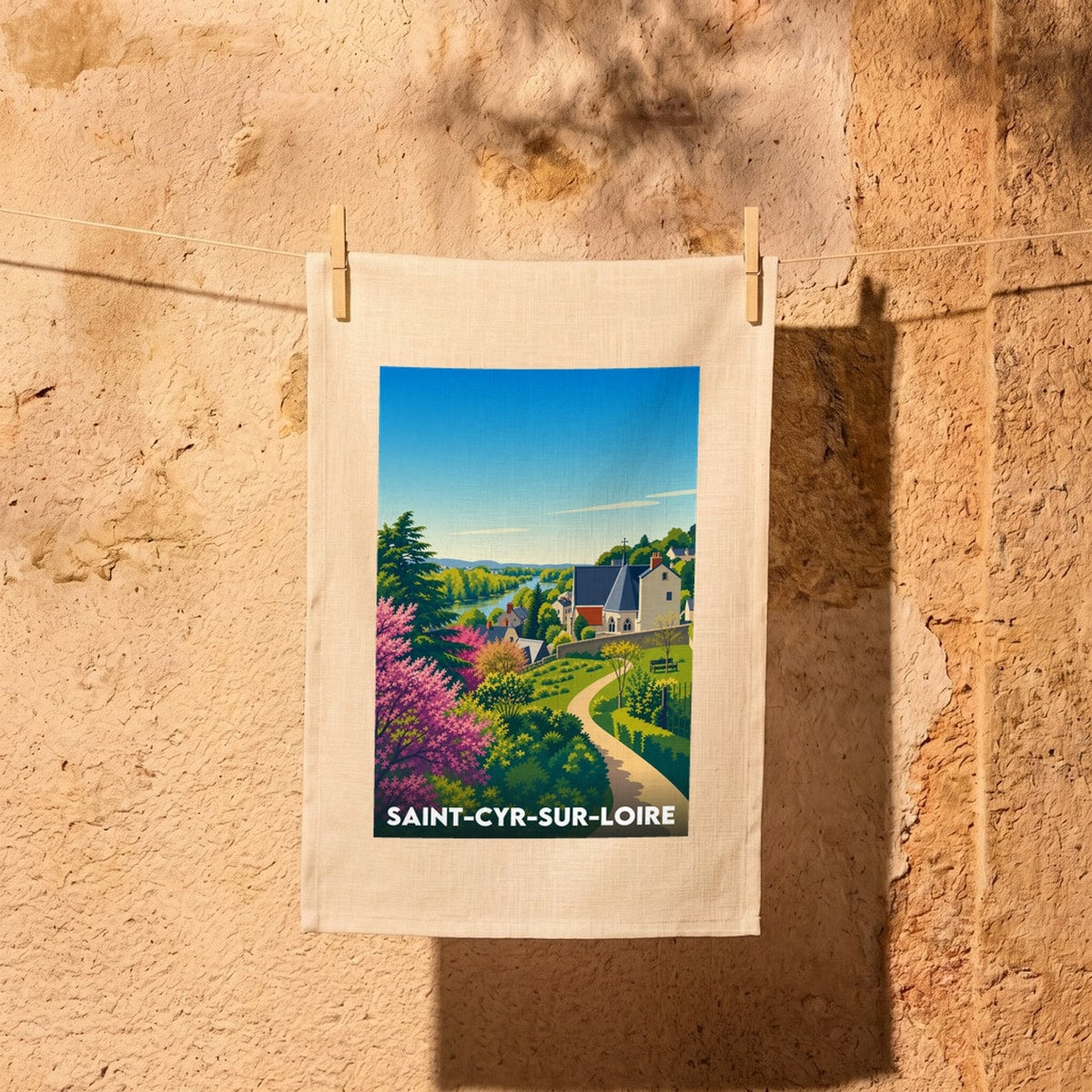Torchon souvenir de la ville de Saint-Cyr-sur-Loire avec une illustration stylisée de ses paysages.