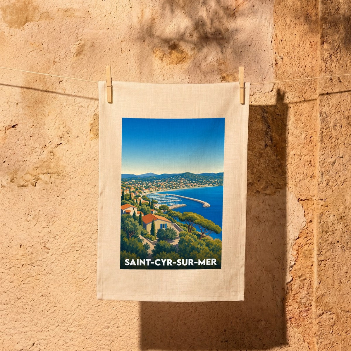 Torchon souvenir de la ville de Saint-Cyr-sur-Mer avec une illustration stylisée de son port et de sa baie.