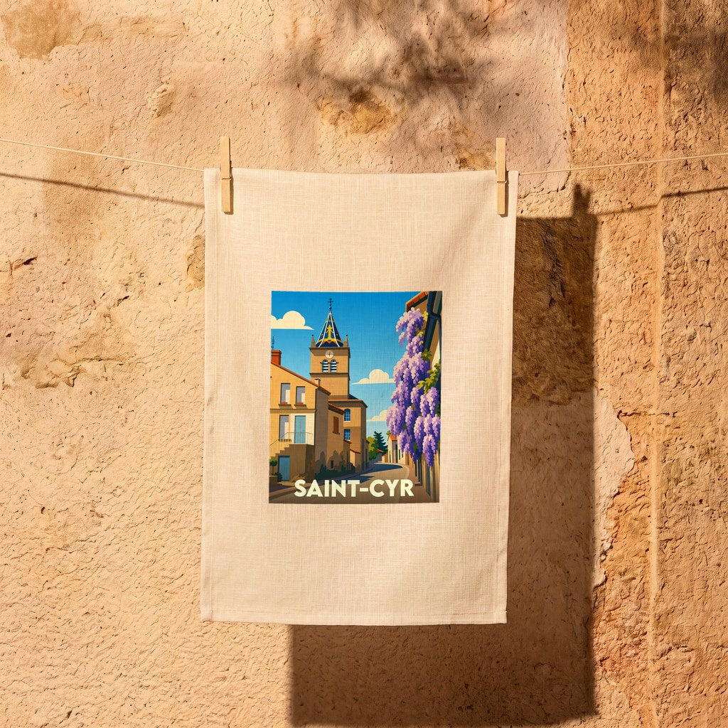 Torchon souvenir de la ville de Saint-Cyr avec une illustration stylisée d'une rue ensoleillée et de son clocher.