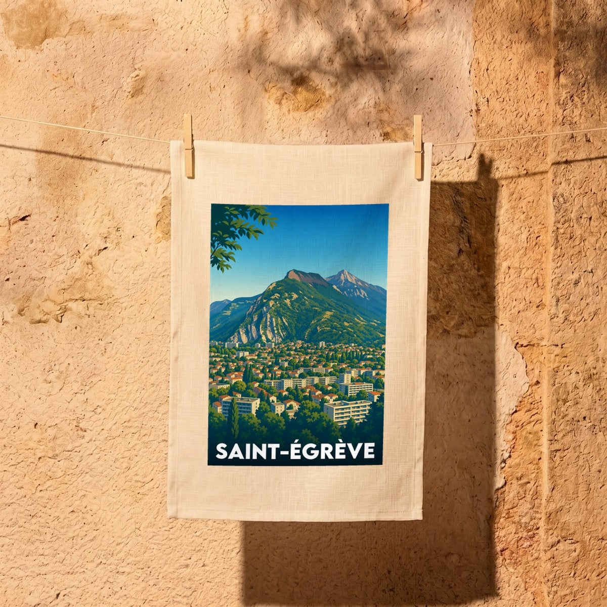 Torchon souvenir de la ville de Saint-Égrève avec une illustration stylisée de ses montagnes.