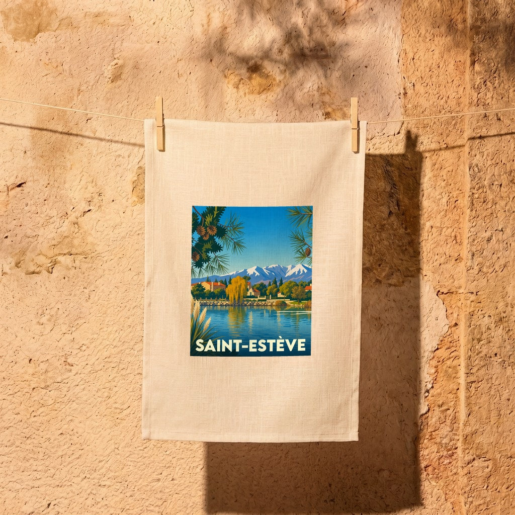 Torchon souvenir de la ville de Saint-Estève avec une illustration stylisée d'un paysage de lac et de montagnes.
