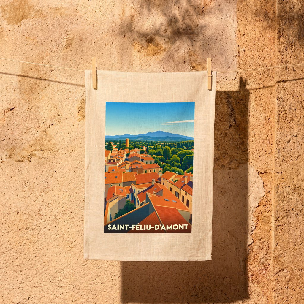 Torchon souvenir de la ville de Saint-Féliu-d'Amont avec une illustration stylisée de ses toits orangés et des montagnes.