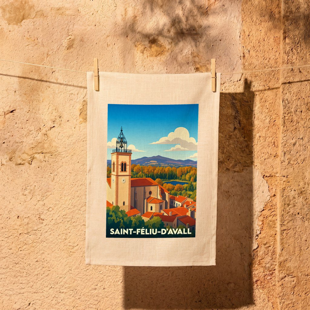 Torchon souvenir de la ville de Saint-Féliu-d'Avall avec une illustration stylisée de son église et du paysage environnant.