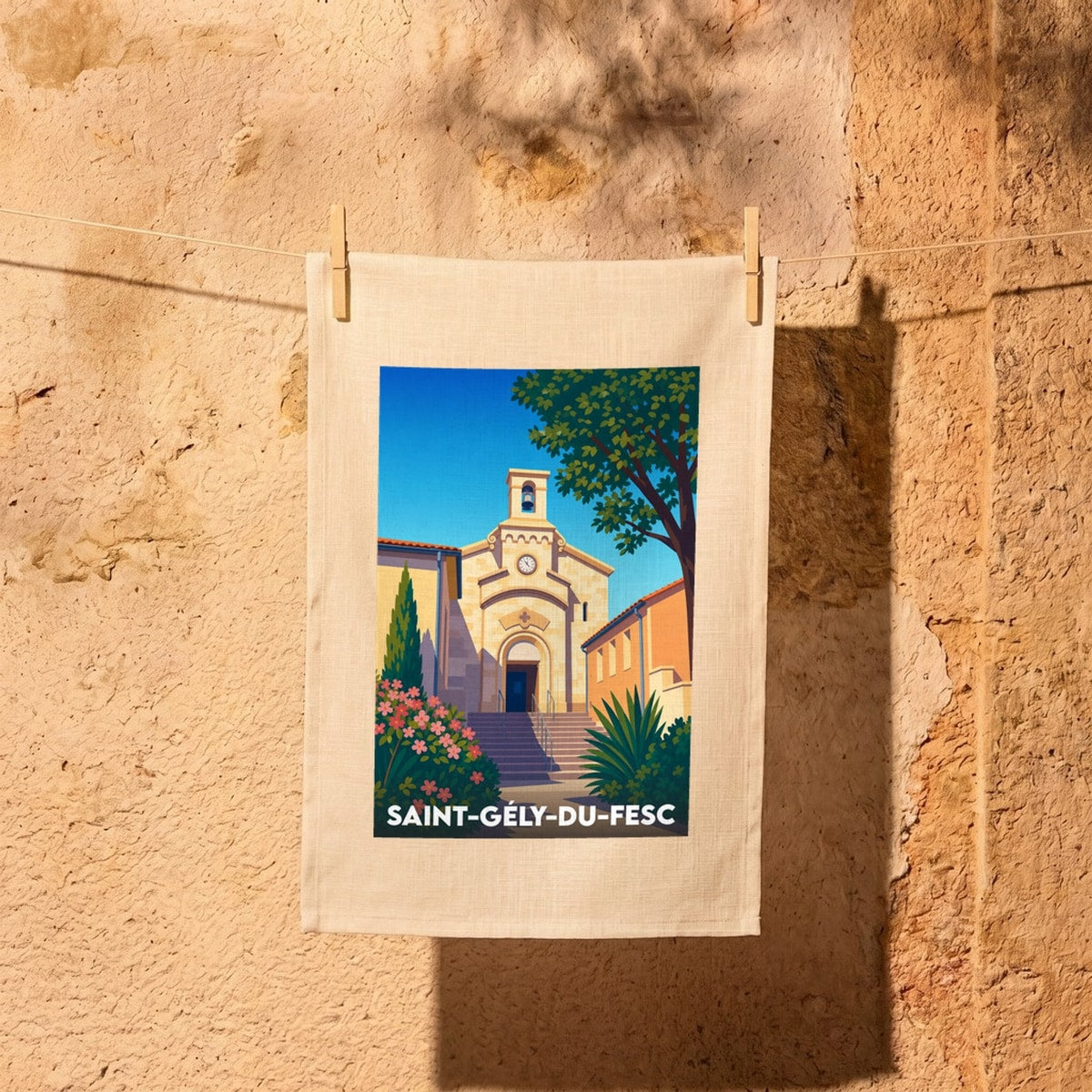 Torchon souvenir de la ville de Saint-Gély-du-Fesc orné d'une illustration stylisée de son église.